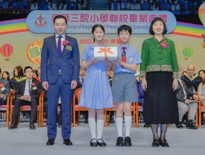 图一为东华三院主席兼校监韦浩文先生(左一)陪同主礼嘉宾教育局常任秘书长李美嫦太平绅士(右一)颁发毕业证书予毕业生代表。