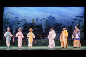 图五为东华三院总理张业维先生（右三）、麦菁芮女士（左一）、马嘉达先生（右二）、郑婉玉小姐（左三）、谭卓宜小姐（左二）及陈文钜先生（右一）初次踏台板，粉墨登场慈善演出《龙凤争挂帅》。