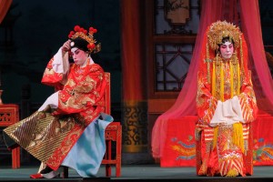 图三及图四为鸣芝声剧团两位台柱盖鸣晖小姐及吴美英小姐于《龙凤争挂帅》中演出。