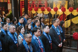 图一为东华三院文武庙举行秋祭大典，一众董事局成员穿起长衫马褂，为本港祈福，祝愿社会祥和。
