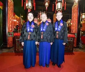 图二为今届秋祭典礼邀得东华三院甲辰年主席何世柱大紫荆勋贤GBS太平绅士（中）主祭，并由东华三院辛巳年主席周振基教授GBS太平绅士（右）担任颂祝者，而东华三院戊辰年主席余啸天BBS太平绅士（左）则出任赞礼者。