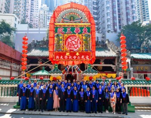 图五为典礼后，董事局成员及嘉宾于东华三院文武庙前合照。