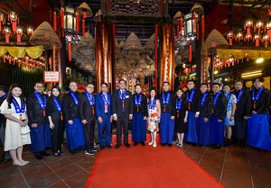 图四为民政及青年事务局副局长梁宏正BBS太平绅士（左七）与东华三院董事局成员于文武庙内合照。