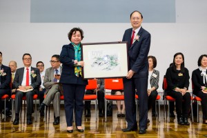 东华三院主席兼名誉校监何超蕸小姐（左）致送纪念品予香港考试及评核局秘书长唐创时博士。