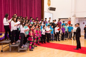 学生于东华三院李润田纪念中学四十五周年校庆典礼上表演。