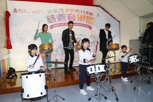 图三为歌手周柏豪、吴雨霏及吴业坤与幼稚园学生互动，并鼓励学生于音乐会正式演出时有更出色表现。