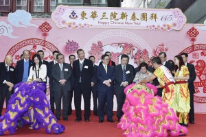 东华三院何超蕸主席(前排右二)与第一副主席马陈家欢女士(前排左一)主持簪花挂红仪式。
