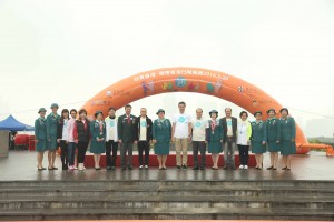 香港女童军总会香港总监李周美枝女士、会务委员会成员联同主礼嘉宾及主礼团嘉宾一起合照。