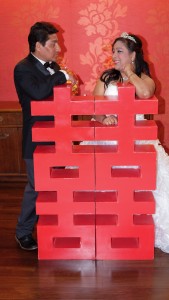 Purnima and Prasad posed behind a giant Chinese character “囍”, which symbolizes the double happiness of the couple.