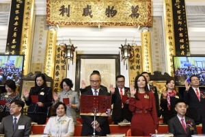 Mrs. Katherine MA (front row, right 2), Chairman of Tung Wah Group of Hospitals (2016/2017), and her fellow Members of the Board taking the oath of office.