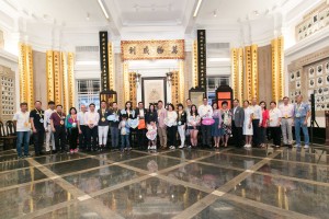 图一为东华三院主席马陈家欢女士(左十三)、董事局成员及其它志愿者在出发卖旗前大合照。