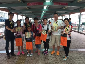 图四、五、六、七、八及九为东华三院董事局成员走遍全港多区卖旗筹款，并鼓励在场的志愿者。