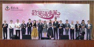 图一为东华三院主席马陈家欢女士(左八)联同筹委会委员及嘉宾主持开展仪式，为欢乐满东华2016揭开序幕。