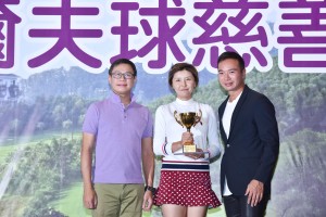 图四为女子组「个人总杆奖」次日比赛冠军Ms. ZHANG Yun Chang﹝中﹞，她以杆数75杆勇夺奖项。