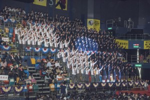 图二至四为学生于东华三院中学联校毕业典礼上的精彩表演。