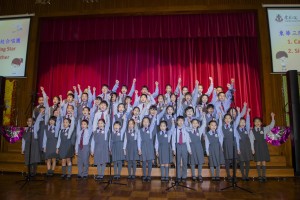 图三为东华三院小学联校合唱团为观众唱出两首悦耳的英文歌曲。