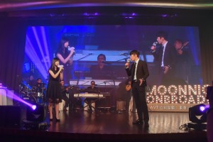 图九为东华三院黄笏南中学的刘智霖同学、梁乐禧同学于晚会上献唱。