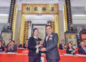 Photo 2: Mrs. Katherine MA (Left), Chairman of Tung Wah Group of Hospitals (2016/2017), handing over the title deeds and seals to Dr. LEE Yuk Lun, JP (Right), Chairman of Tung Wah Group of Hospitals (2017/2018).