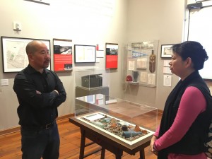图四：东华三院档案及历史文化总主任史秀英女士(右)在华美博物馆检视展览布置。