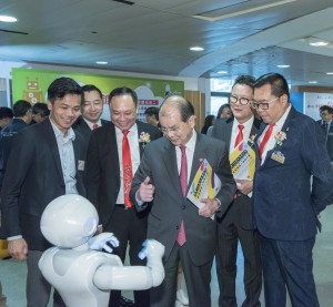Robot-assisted interactive teaching demonstration and photo-taking zone were set up at the ceremony, providing experience of innovative outputs of the Project.