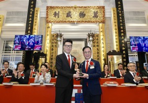Photo 2: Mr. Vinci WONG (Left), Chairman of Tung Wah Group of Hospitals (2018/2019), handing over the title deeds and seals to Dr. TSOI Wing Sing, Ken, (Right), Chairman of Tung Wah Group of Hospitals (2019/2020).