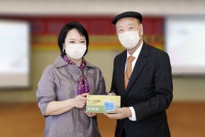Ms. Ginny Man (left), the Chairman of TWGHs, offered a box of mask which was the first batch of production, as souvenir to Dr. Lui Che Woo (right), the Chairman of KWIH, to thank him for his donation in setting up “Medical Mask Production Cleanroom” for TWGHs. 