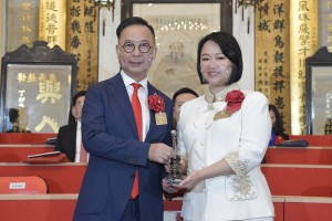 Photo 2: Dr. TSOI Wing Sing, Ken (Left), BBS, Chairman of Tung Wah Group of Hospitals (2019/2020), handing over the title deeds and seals to Ms. Ginny MAN (Right), Chairman of Tung Wah Group of Hospitals (2020/2021).