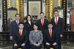 Photo 3:  The Executive Committee, comprising of Ms. Ginny MAN, the Chairman (front row, centre), Mr. TAM Chun Kwok, Kazaf, the 1st Vice-Chairman (front row, left 1), Mr. MA Ching Yeung, Philip, the 2nd Vice-Chairman (front row, right 1), Mr. WAI Ho Man, Herman, the 3rd Vice-Chairman (back row, right 2), Ms. TANG Ming Wai, Mandy, the 4th Vice-Chairman (back row, left 2), Mr. HO Yau Kai, Orlando, the 5th Vice-Chairman (back row, right 1), and Mr. Albert Y.O. SU (back row, left 1), Chief Executive, assists the Board of Directors in governing the Group.