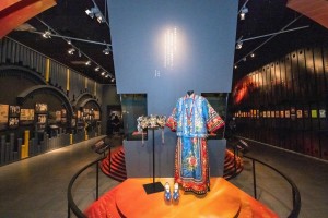图六、七： 除了回顾昔日《欢乐满东华》的经典场面，展览更展出多位粤剧名伶的戏服，让参观者重温这些点滴记忆。
