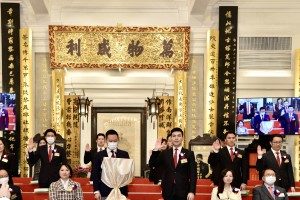 Photo 1: Mr. TAM Chun Kwok, Kazaf (first row, right 3), Chairman of Tung Wah Group of Hospitals (2021/2022), and his fellow Members of the Board taking the oath of office.