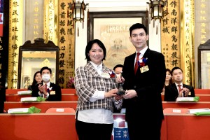 Photo 2: Ms. Ginny MAN (left), Chairman of Tung Wah Group of Hospitals (2020/2021), handed over the title deeds and seals to Mr. TAM Chun Kwok, Kazaf (right), Chairman of Tung Wah Group of Hospitals (2021/2022).