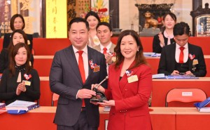 Photo 2: Mr. WAI Ho Man, Herman (left), Chairman of Tung Wah Group of Hospitals (2023/2024), handed over the title deeds and seals to Ms. TANG Ming Wai, Mandy (right), Chairman of Tung Wah Group of Hospitals (2024/2025).