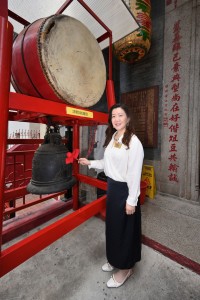 图三为东华三院主席邓明慧女士参观广福祠。