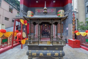 图一及图二为获古物咨询委员会确认提升至一级历史建筑的东华三院广福祠。
