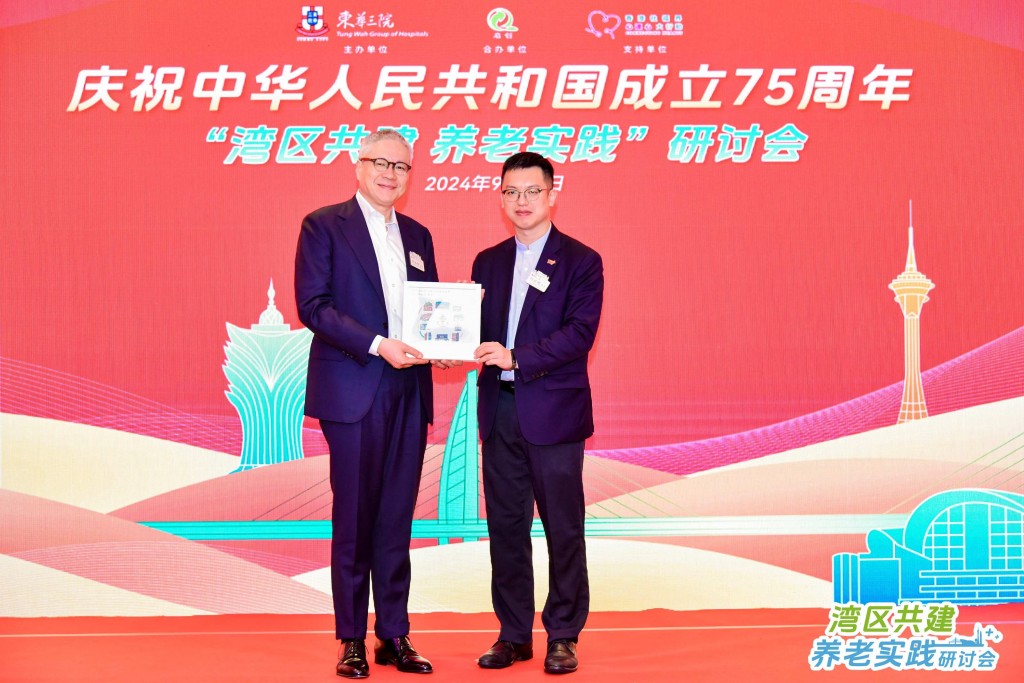 图五为劳工及福利局副局长何启明太平绅士(右)颁发纪念品予香港社福界心连心大行动主席兼立法会议员管浩鸣BBS太平绅士(左)。