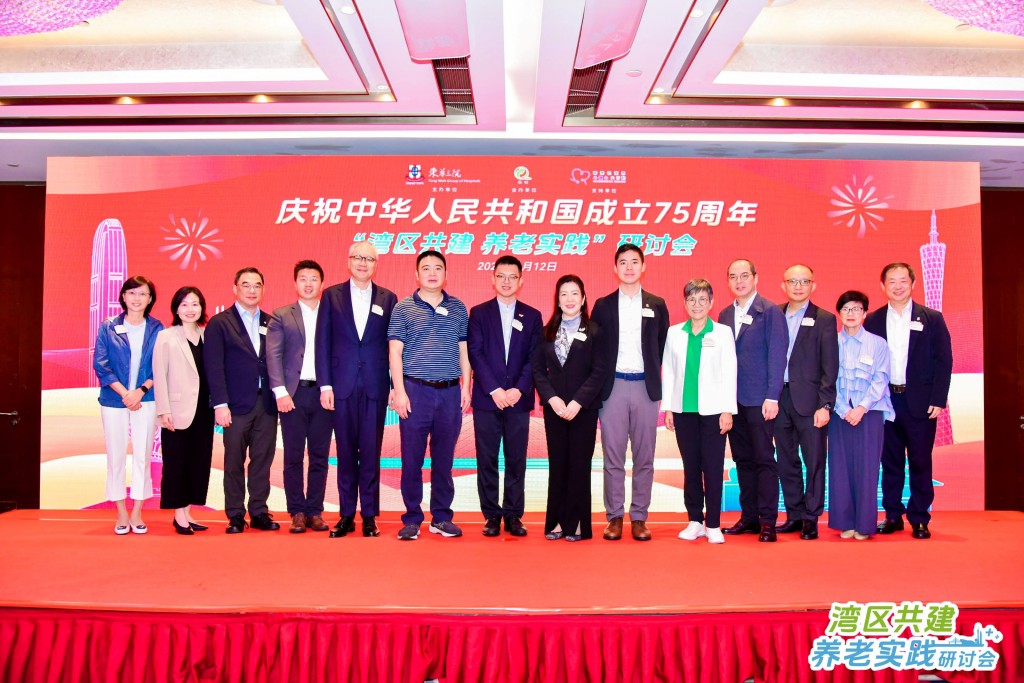 图八为一众嘉宾合照。