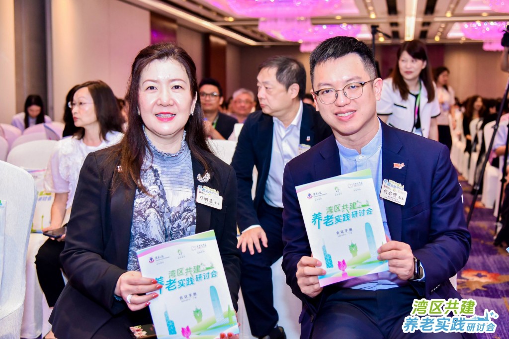 图四为东华三院邓明慧主席(左)与劳工及福利局副局长何启明太平绅士(右)合照。