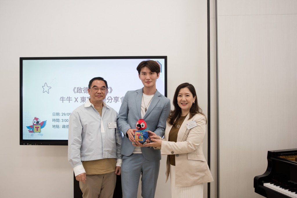 图一为东华三院主席邓明慧女士（右）在东华三院行政总监苏祐安先生（左）陪同下，致送纪念品予国际著名钢琴家牛牛（中）。