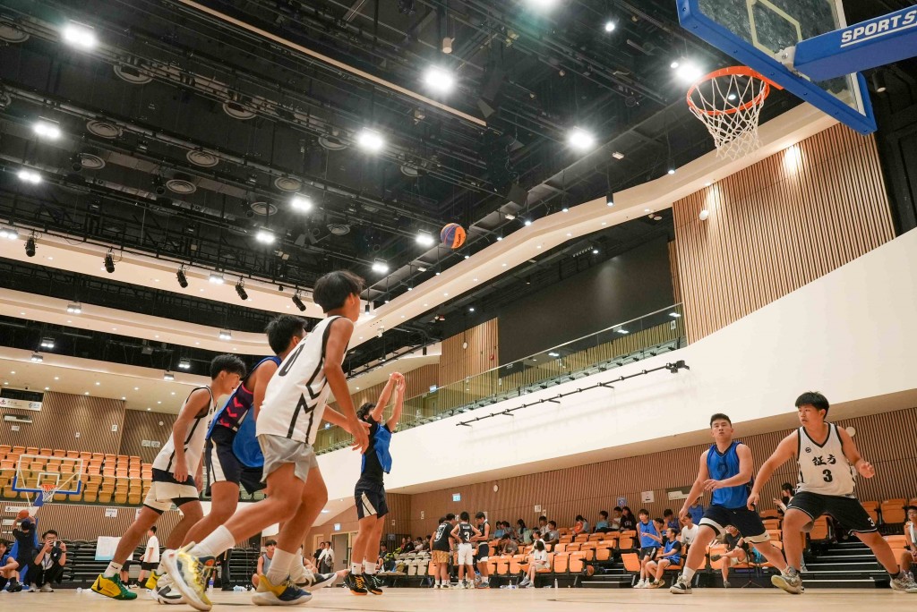 图二为共创明「Teen」校友会与共创明「Teen」计划一共16队代表队专注投入比赛,为所属队伍争取胜利,展现卓越的篮球技巧和团队合作精神。