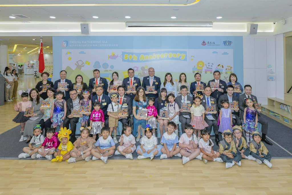 图一为该校学生代表向主礼嘉宾教育局屯门区总学校发展主任韩宪茵女士（第三排右六）、学校捐办人东华三院顾问局成员暨丙申年董事局主席马陈家欢女士BBS（第三排右五）、东华三院主席暨校监何猷启先生（第三排七）及一众嘉宾致送纪念品。