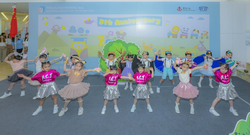 图三及四为学生于典礼上表演。