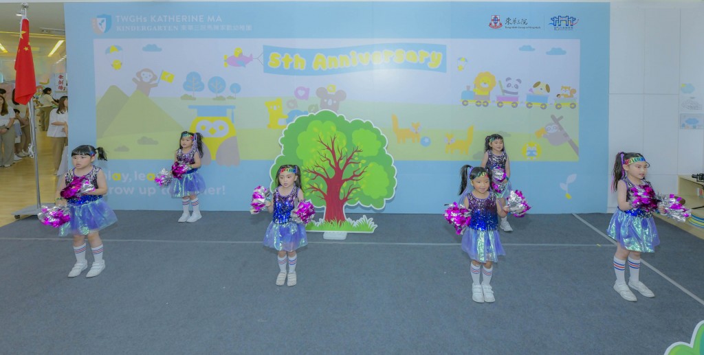 图三及四为学生于典礼上表演。