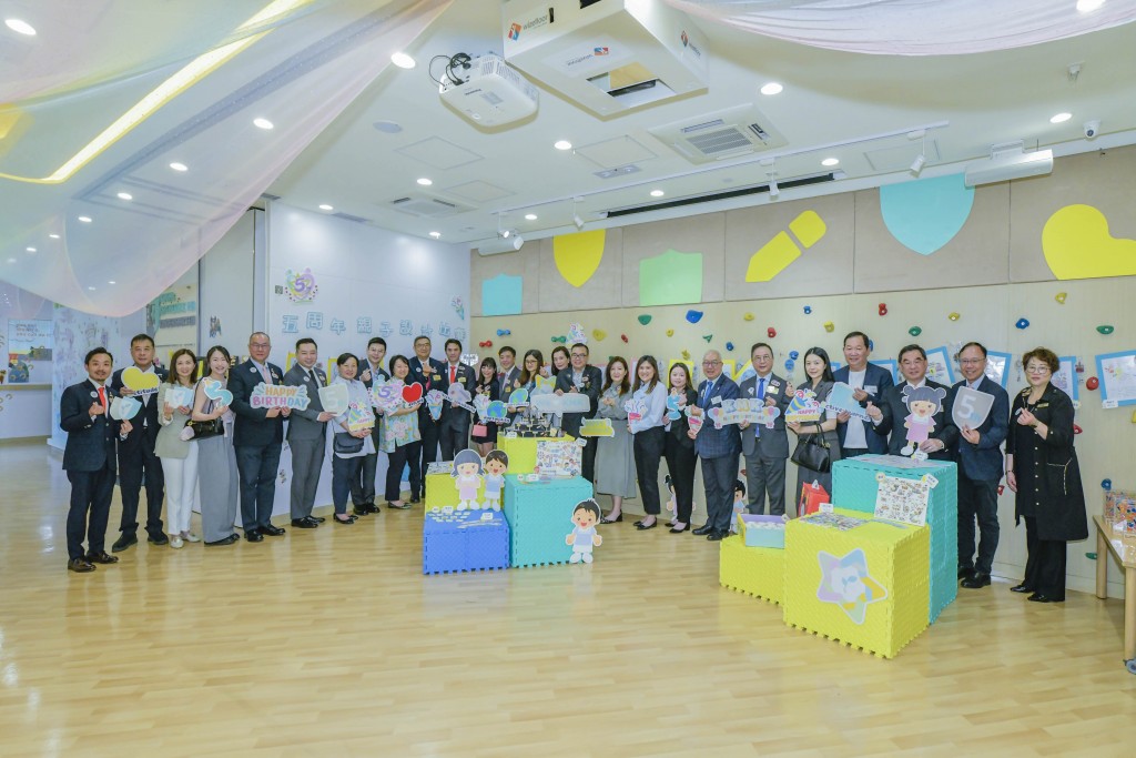 图五为一众嘉宾参观学校。