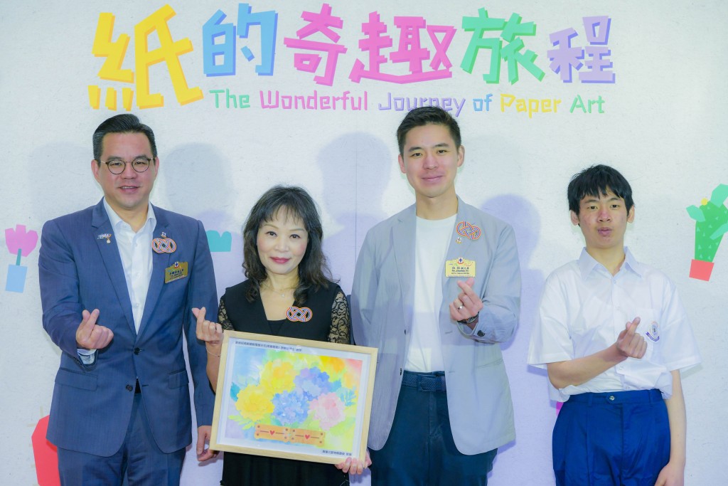 图一为东华三院副主席暨学务委员会主任委员伍怡先生(右二)致送纪念品予主礼嘉宾教育局高级课程发展主任(视觉艺术)李乐华博士(左二),并由本院副主席暨学务委员会副主任委员李旷怡先生(左一)及学生代表陪同。