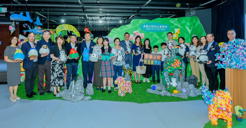 图三为一众嘉宾与学生导赏员于展览上合照。