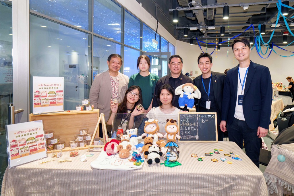 图一为东华三院行政总监苏祐安先生（后排右三）及社会服务科主管娄振阳先生（后排左一），亲身到场支持一众「共创明『Teen』校友会」青年亲手制作的产品。