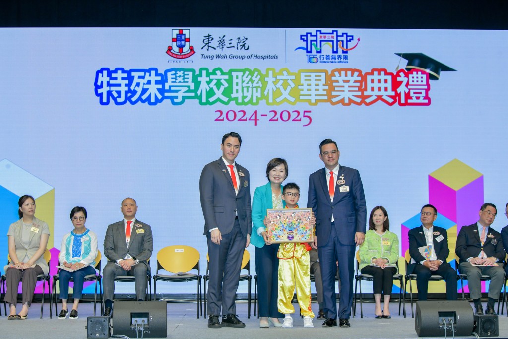 图二为东华三院主席暨名誉校监何猷启先生（前排左一）及本院副主席暨学务委员会副主任委员李旷怡先生（前排右一）陪同毕业生代表，致送纪念品予主礼嘉宾教育局局长蔡若莲博士太平绅士（前排中）。