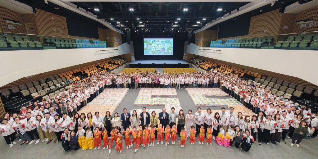 图五为一众嘉宾与超过350名参加者大合照。