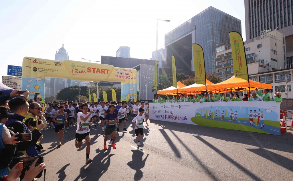 六︰嘉宾主持起跑礼,为赛事揭开序幕。