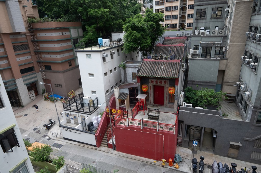 图二为广福祠采用三进两院一开间的格局，在香港庙宇建筑中殊为罕见。